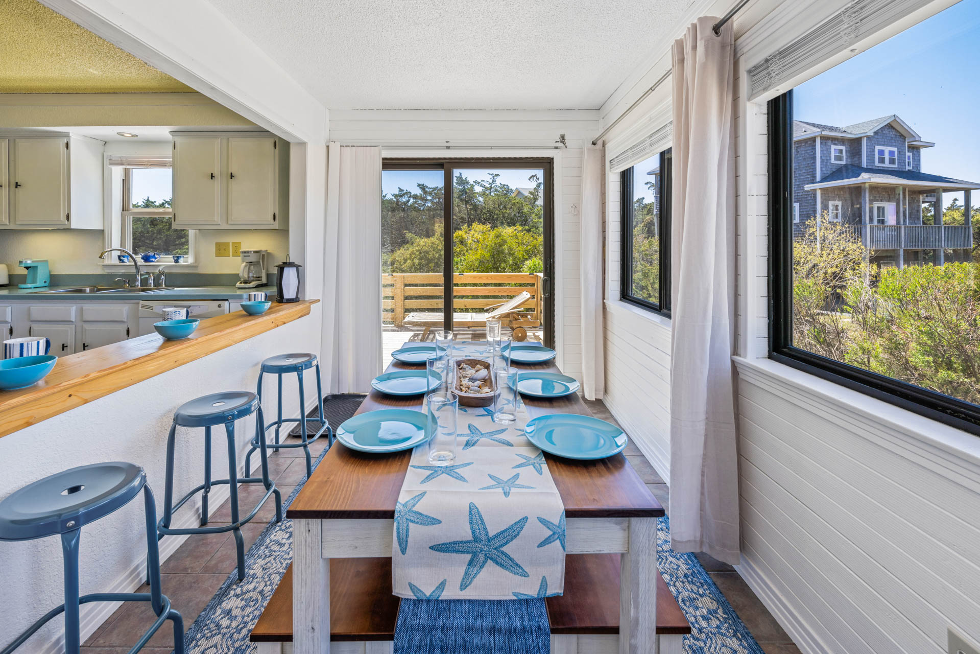 Surf Or Sound Realty 1190 Beach Day Retreat Dining Area 2