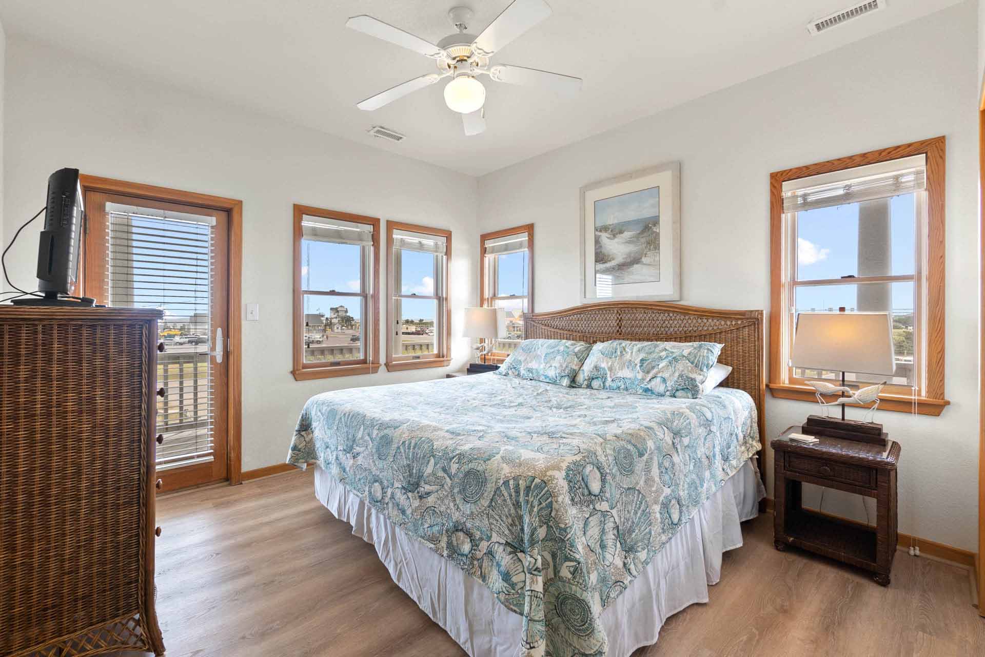 Surf Or Sound Realty 682 Hatteras Hid Away First Floor King Master Bedroom 3 3363670