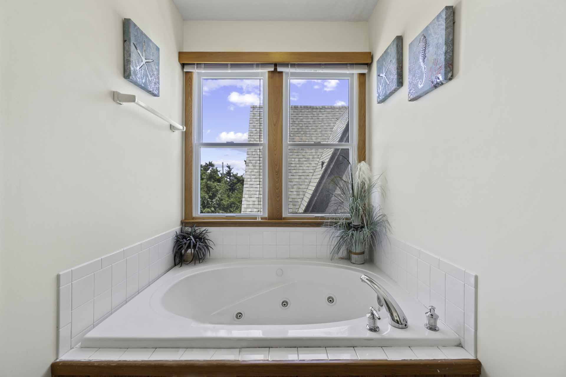 Surf Or Sound Realty 1030 Salty Paws Master Bathroom 1 3365511