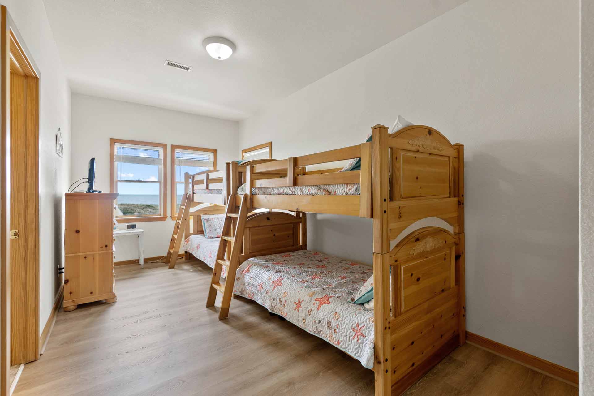 Surf Or Sound Realty 682 Hatteras Hid Away First Floor Bunk Bedroom 3363666