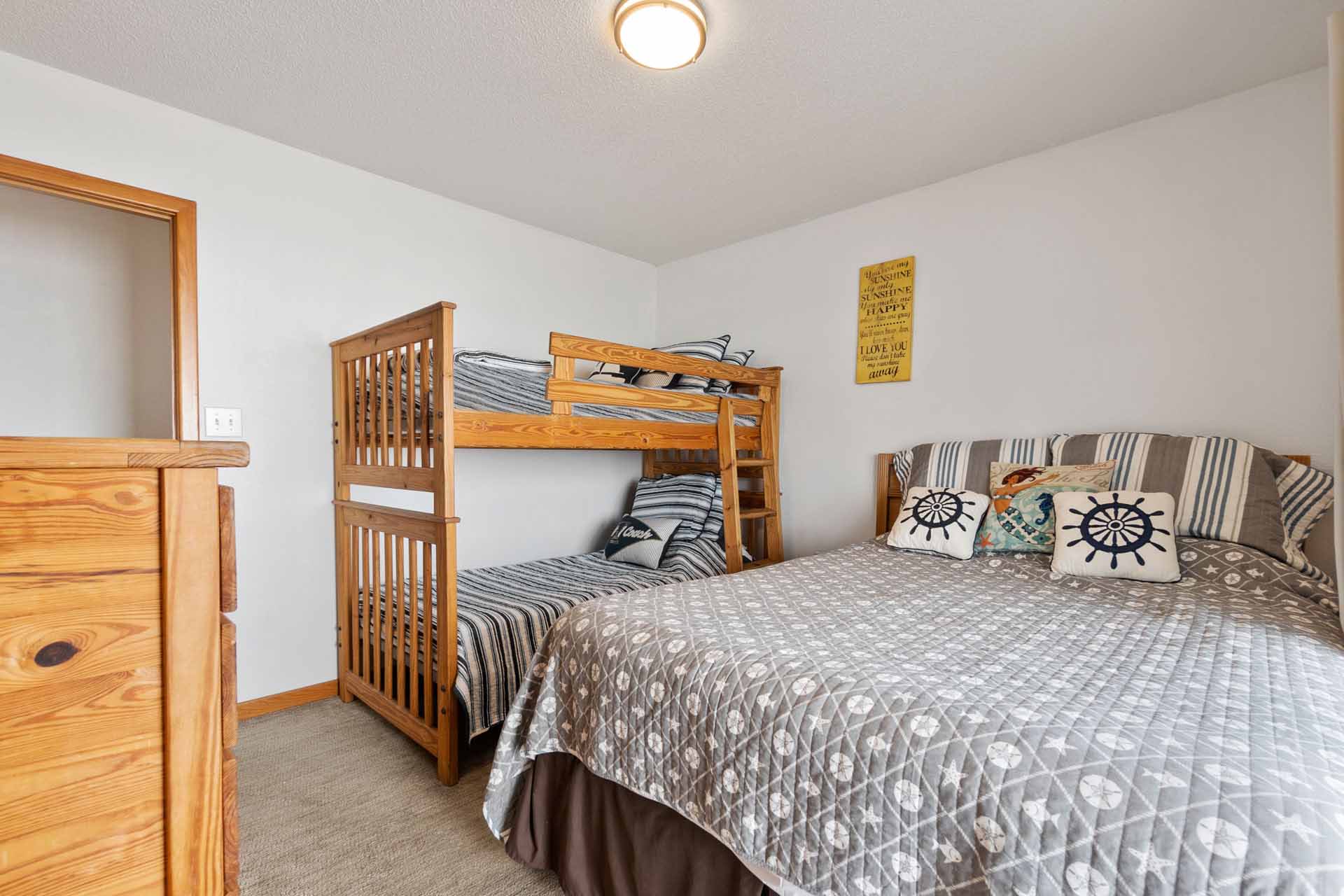 Surf Or Sound Realty 637 Dream Come True Ii First Floor Queen And Bunk Bedroom 3364844