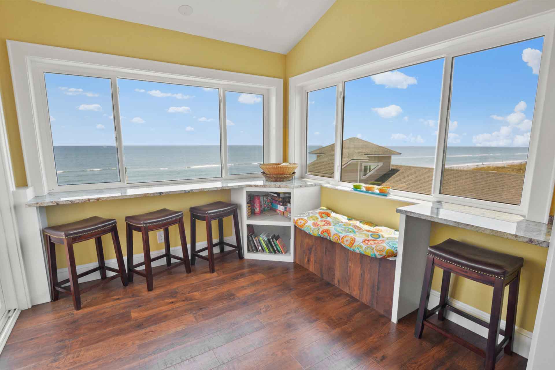 Surf Or Sound Realty 957 Coral Breeze Sun Room Nook 1 3358586