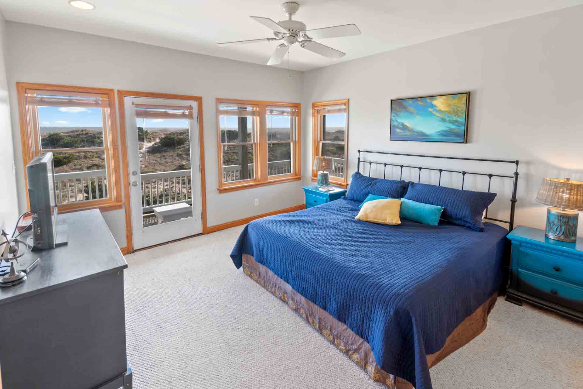 Surf Or Sound Realty 377 Hatteras Moon King Bedroom Facing The Ocean 3361268