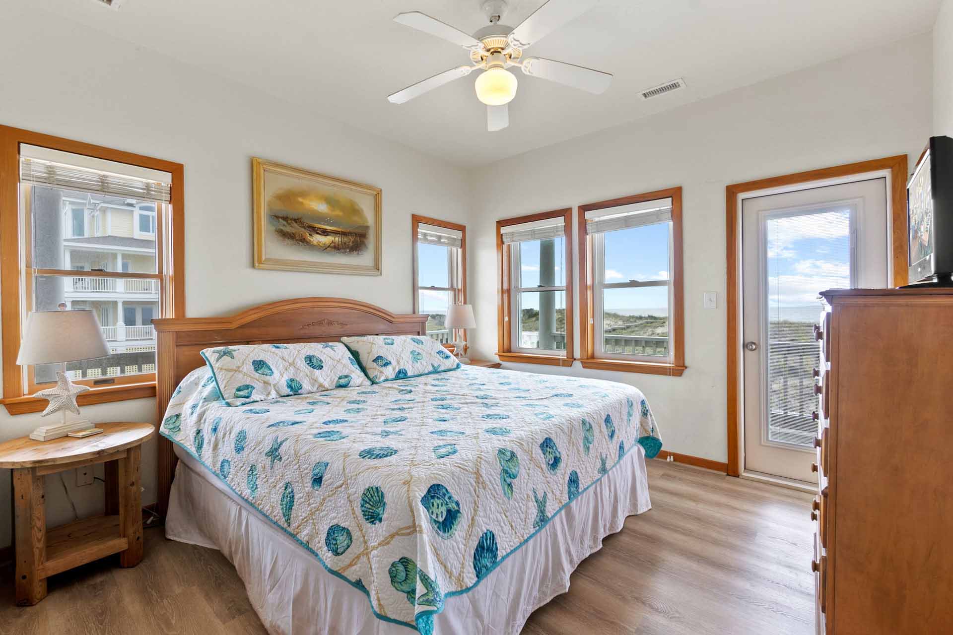 Surf Or Sound Realty 682 Hatteras Hid Away First Floor King Master Bedroom 2 3363669