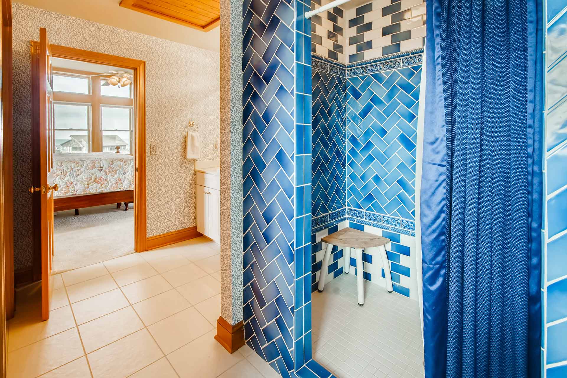 Surf Or Sound Realty 585 Carolina Dreamin Walk In Shower (1) 3354560