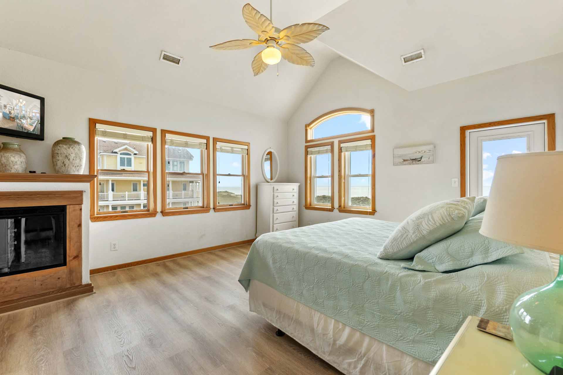 Surf Or Sound Realty 682 Hatteras Hid Away Second Floor King Master Bedroom 3363681