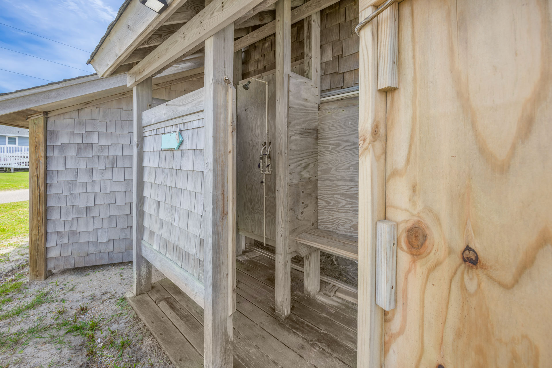 Surf Or Sound Realty 1076 Tiki Hut Outdoor Shower